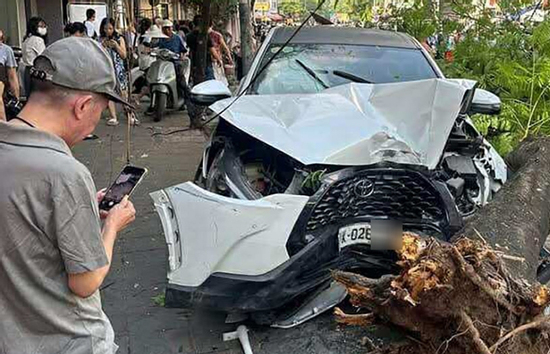 Vụ ô tô tông loạt xe máy ở Hà Nội: Người đàn ông 40 tuổi tử vong