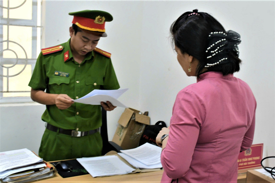Bảo mẫu ném bé 1 tuổi xuống nền nhà đến chấn thương sọ não, lý do gây phẫn nộ