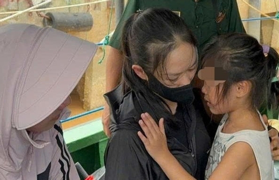 Cha và con gái 6 tuổi trôi dạt 13 giờ trên biển: 'Tôi sợ tuột tay đánh mất con'
