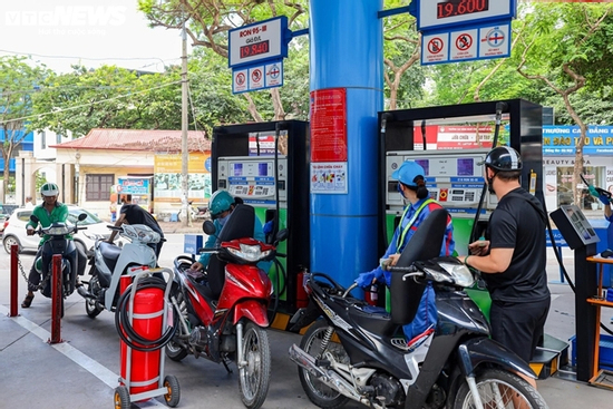 Ngày đầu bán xăng E10 tại Hà Nội: Khách hàng sẵn sàng mua để bảo vệ môi trường