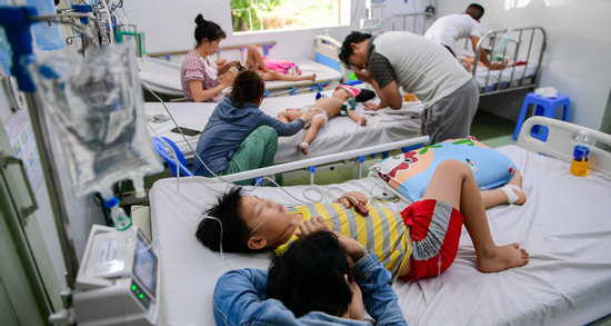 Trẻ sốt xuất huyết nằm kín phòng bệnh viện ở TPHCM, bác sĩ lo biến chứng suy gan