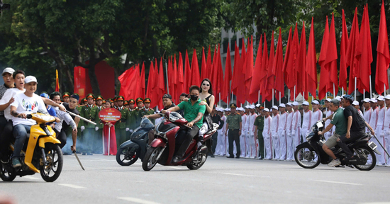Chân dung thiếu tá công an nhập vai 'girl phố' gây náo loạn hồ Hoàn Kiếm