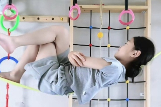 Cô bé 9 tuổi nằm trên dây đọc sách gây sốt mạng xã hội Trung Quốc