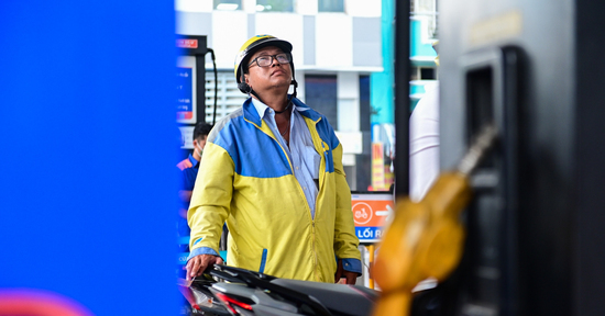 Bán xăng E10: Giá thấp hơn RON 95 là 700 đồng/lít, khách luôn hỏi ‘xăng có tốt không'