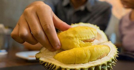 Người đàn ông 50 tuổi đột quỵ sau khi ăn 7 trái sầu riêng trong một ngày