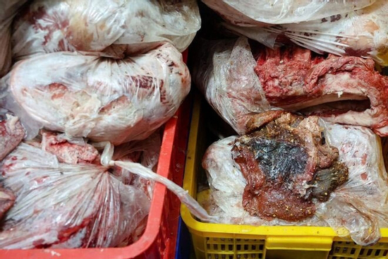 Cận cảnh kho thịt đông lạnh bốc mùi được 'phù phép' thành đặc sản trâu gác bếp