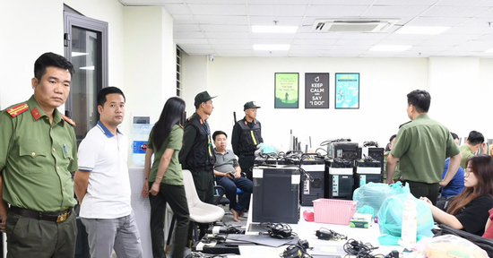 Hình ảnh khám xét khẩn cấp 'sào huyệt' đường dây tiền ảo tỷ USD