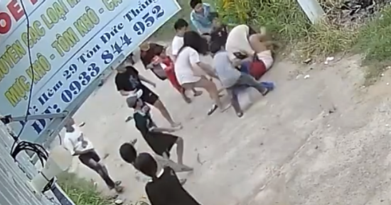 Làm rõ clip bé gái 12 tuổi bị nhóm bạn dùng vỏ chai bia tấn công