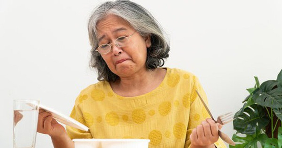 Nghỉ hưu 7 năm vẫn bị con cái 'hành' đủ đường, bà lão bỏ đi làm bảo mẫu: 'Có tiền mới là điểm tựa cuối đời'