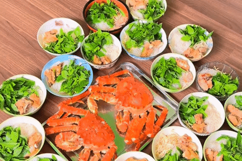 Chàng trai miền Tây chiêu đãi thợ xây loạt bữa ăn từ mực, tôm hùm, cua hoàng đế