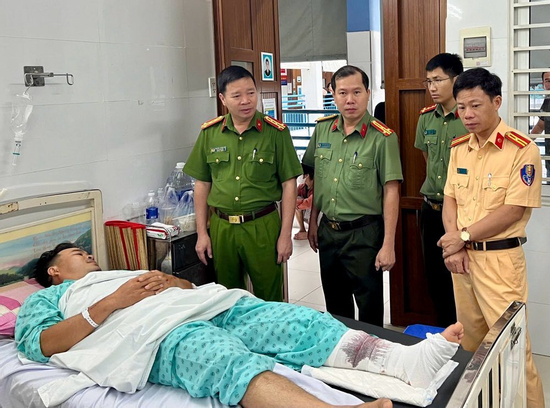 Đang làm nhiệm vụ, một cảnh sát giao thông ở Lâm Đồng bị tông gãy chân
