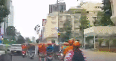 Hành động gây 'nhức mắt' của nhóm người lái xe Vespa ở phường Sài Gòn