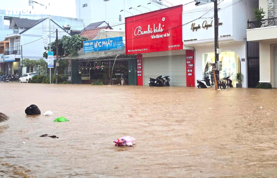 Mưa hơn 2 giờ, đường Đà Lạt biến thành sông