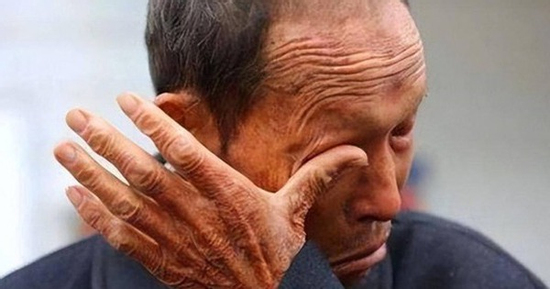 Tuổi già kiệt quệ của cụ ông 70 tuổi vì con cháu 'gặm nhấm' không buông