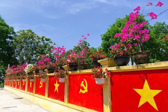 Cặp vợ chồng Nghệ An làm con đường cờ đỏ sao vàng đón đại lễ 2/9