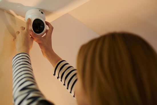 Có cô gái nào 19 tuổi vẫn bị bố mẹ lắp camera trong phòng để giám sát như tôi?