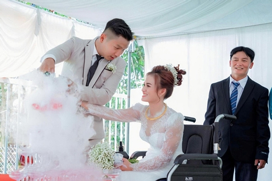 Cô dâu Lâm Đồng ngồi xe lăn vào lễ đường khiến hai họ xúc động, giờ ra sao?