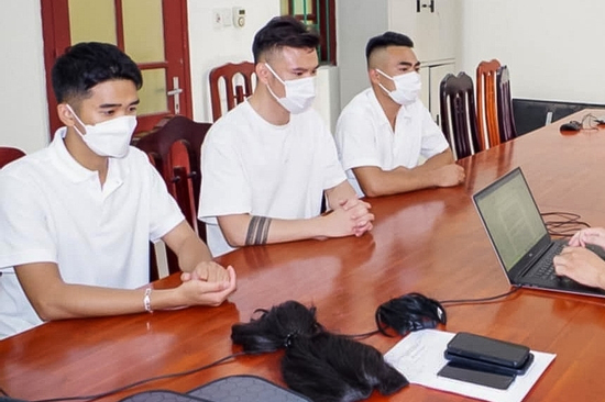 Công an mời nhóm người quay clip nhạy cảm trên xe Mercedes làm việc: Lộ sự thật về nhân vật nữ