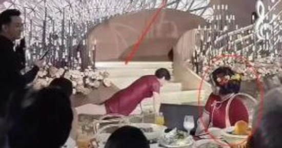 Đang tổ chức đám cưới, mẹ chú rể có hành động 