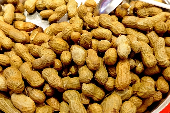 Luộc lạc chỉ cho muối chưa đủ, làm cách này lạc sẽ ngọt mềm, không thâm đen