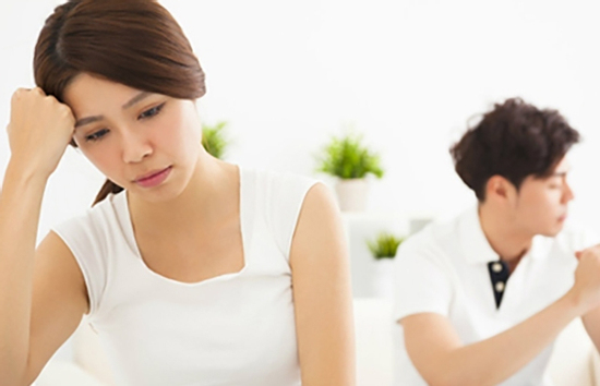 Ly hôn vẫn phải ở chung vì chưa bán được nhà, vợ chồng cũ dở khóc dở cười