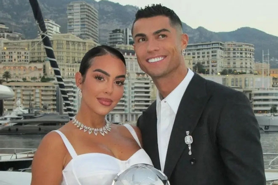 Vì sao Ronaldo 40 tuổi mới đính hôn?