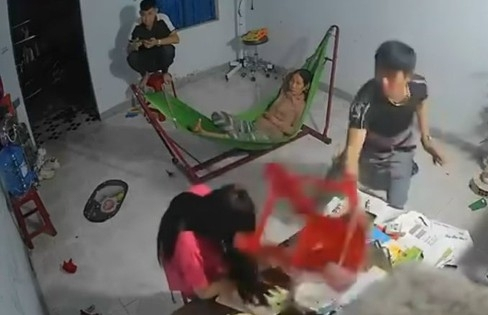 Vụ anh trai dùng ghế đánh em gái: Hé lộ nguyên nhân