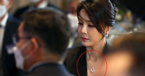 Khám xét nhà cựu đệ nhất phu nhân Hàn Quốc, phát hiện loạt