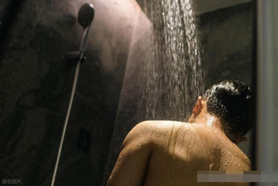Khi đàn ông tắm, càng thường xuyên vệ sinh hai vùng này thì càng có lợi cho thận, nhưng cần lưu ý 4 điểm