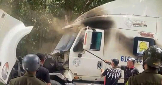 Người đàn ông đâm đôi nam nữ rồi lên xe ô tô châm lửa phóng hỏa