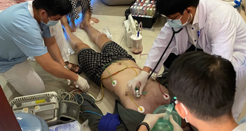 Người đàn ông đột ngột hôn mê khi đang uống cà phê