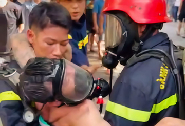 Người đàn ông nghi phóng hỏa, mắc kẹt trong căn nhà cháy