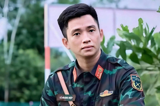 'Sao nhập ngũ': Thượng úy Lê Hoàng Hiệp đẹp lạnh lùng, Hòa Minzy bị chỉ huy chê