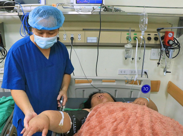 Bác sĩ 'cân não' thực hiện ca sinh mổ cho sản phụ 178 kg