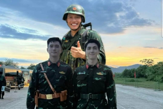 Ca sĩ Anh Tú 'hơn thua' chiều cao với chiến sĩ Lê Hoàng Hiệp và Bình An