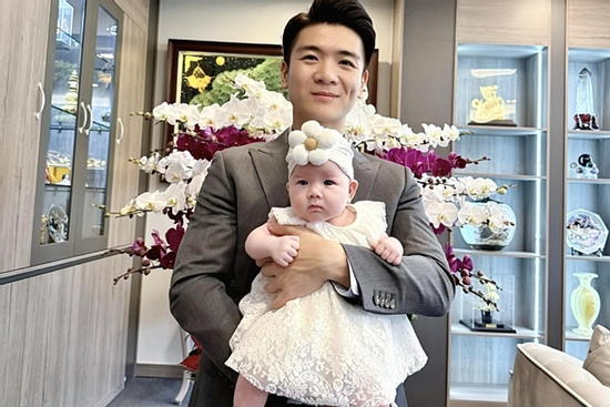 Con trai bầu Hiển lần đầu để lộ gương mặt con gái thứ 3, diện mạo xinh như búp bê