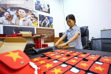 Độc đáo túi xách, ốp điện thoại hình cờ Tổ quốc của những người thợ khuyết tật