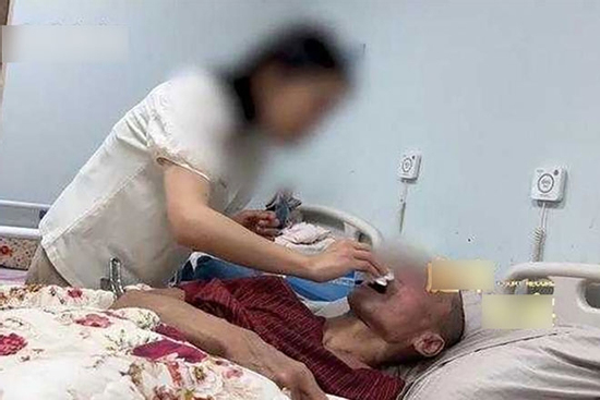 Giúp việc lấy sạch tiền của ông lão 84 tuổi, con cái ‘kiện’ mới biết đó là mẹ kế