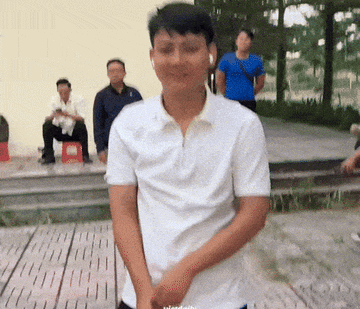 Hoài Lâm xuất hiện với vẻ ngoài xuề xòa, biểu cảm khó hiểu qua ống kính 'team qua đường'