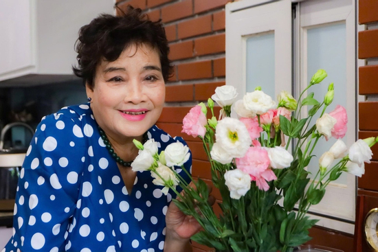 NSND Thanh Tú 81 tuổi vẫn đi xe máy, bơi 1.000 m mỗi ngày