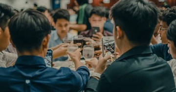 Tưởng bạn nghèo xin đồ ăn thừa ở buổi họp lớp, khi thấy chiếc xe đến đón anh ấy cả nhóm mới sững sờ