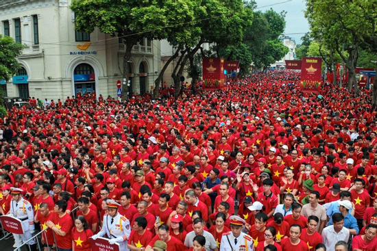 Hàng trăm nghìn người mặc áo cờ đỏ sao vàng đi bộ mừng Quốc khánh