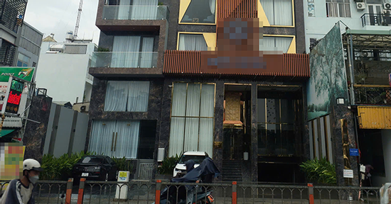 Người phụ nữ 41 tuổi bất ngờ rút dao cắt cổ bạn trai trẻ trong khách sạn