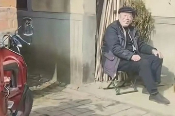 Lấy chồng xa, 2 năm mới về, con gái òa khóc nhìn cảnh bố mẹ ngồi trước hiên