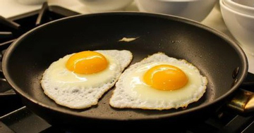 3 người trong một nhà cùng nhập viện cấp cứu sau khi ăn trứng rán