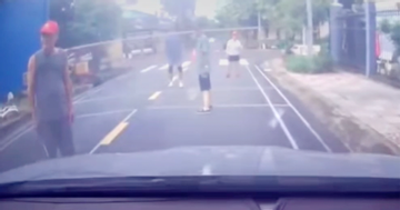 Clip nhóm người lớn tuổi chặn đường ở TPHCM chơi cầu lông, dọa ‘ăn thua’ với tài xế