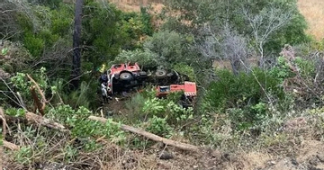 Hai lính cứu hỏa thiệt mạng khi xe lao xuống khe núi trong lúc đi làm nhiệm vụ