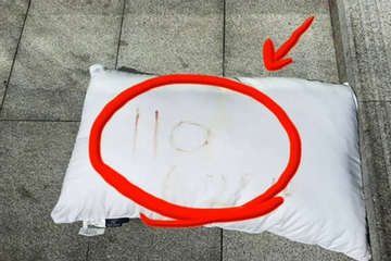 Shipper thấy chiếc gối có dãy số bí ẩn viết bằng máu, người phụ nữ được cứu