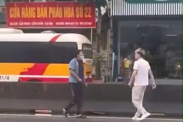 Tài xế xe buýt tấn công hành khách khi bị chụp ảnh xe lạng lách