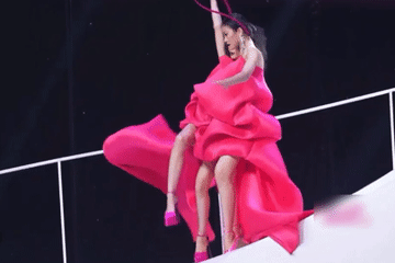 Thanh Hằng ‘nhắc bài’ lộ liễu, thí sinh ngã sõng soài trên sàn diễn